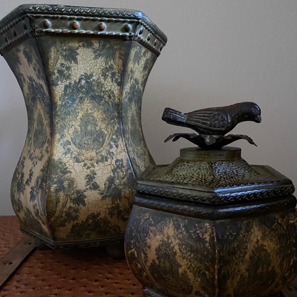 Vase and matching piece with ornate lid - Picture 3 of 5